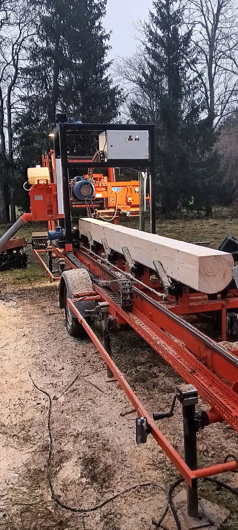 Lähivaade palk lintsael - mobiilne saeraam töös