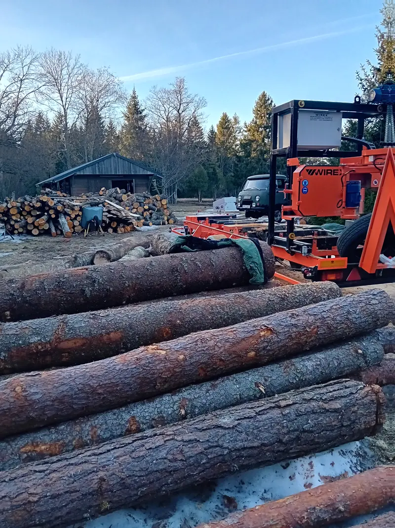 Saeraam ja palgid platsil suvel