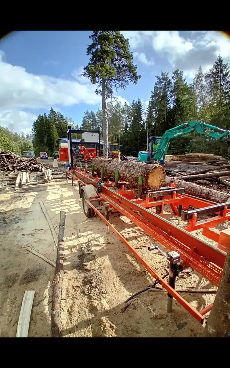 Mobiilne saeraam täies hoos tööplatsil