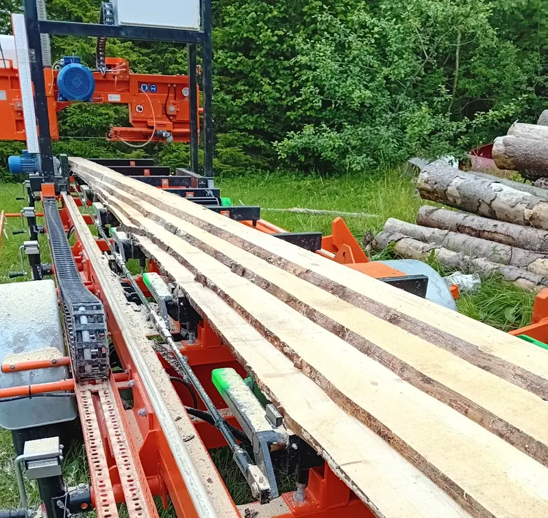 Valmis saetud lauad saeraamil