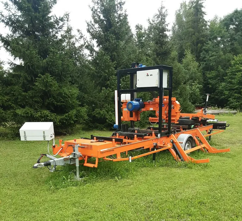 Mobiilne saeraam lahti pakituna suvisel platsil